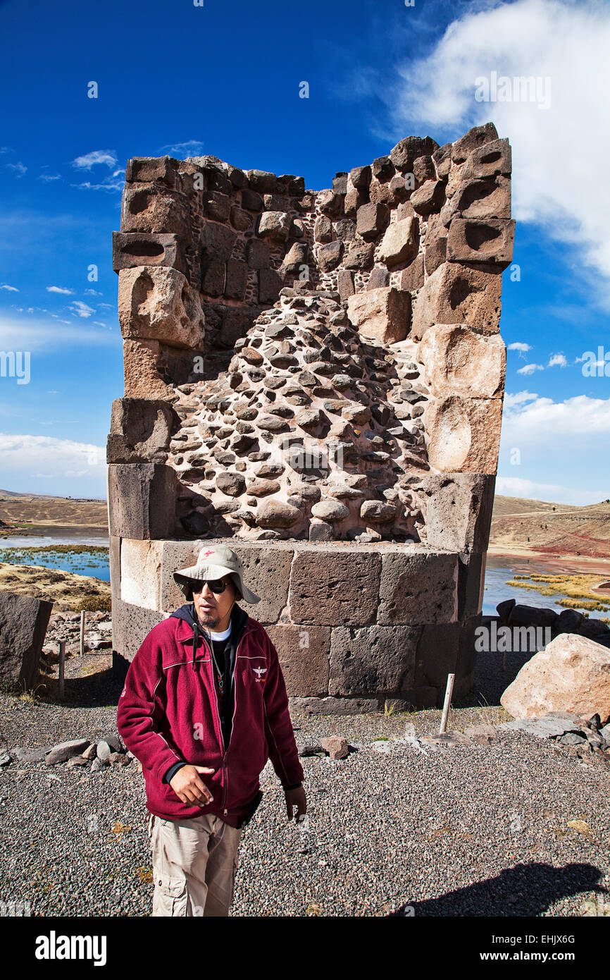 A pocos kilómetros de Puno es el sitio arqueológico Inca de Sillustani con grandes torres funerarias de piedra Inca hasta 35 pies de alto. Foto de stock