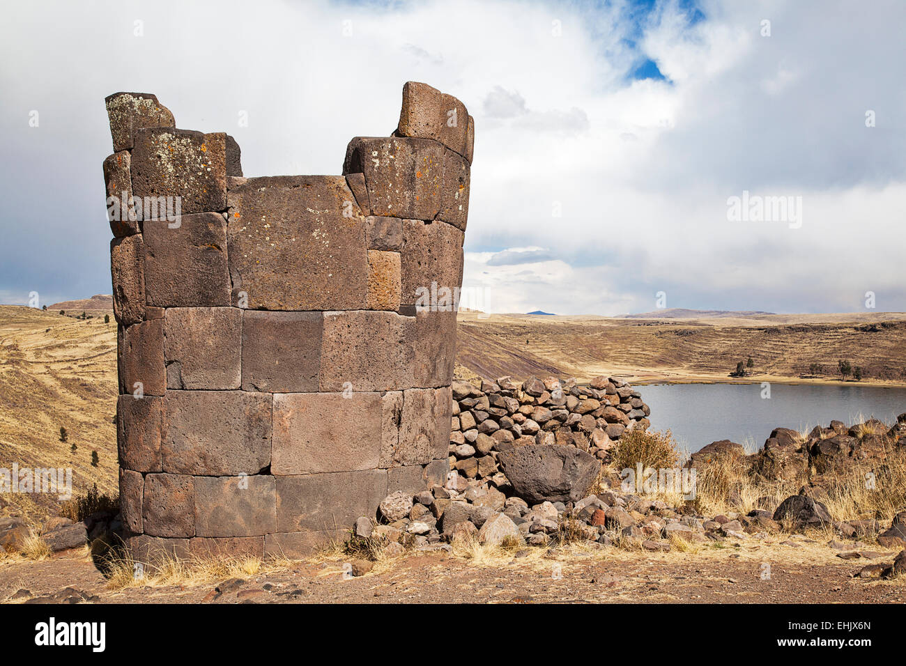 A pocos kilómetros de Puno es el sitio arqueológico Inca de Sillustani con grandes torres funerarias de piedra Inca hasta 35 pies de alto. Foto de stock