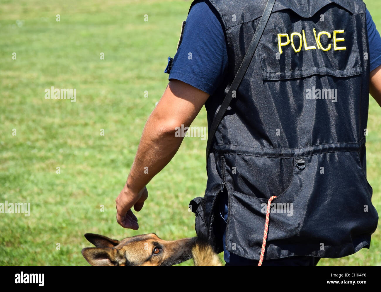 El hombre con su perro policía Foto de stock