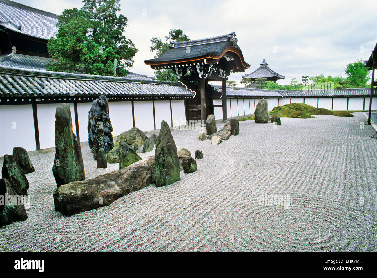 La ciudad de Kyoto es una reserva única de los antiguos jardines Zen y templos, que son más de novecientos años. Foto de stock