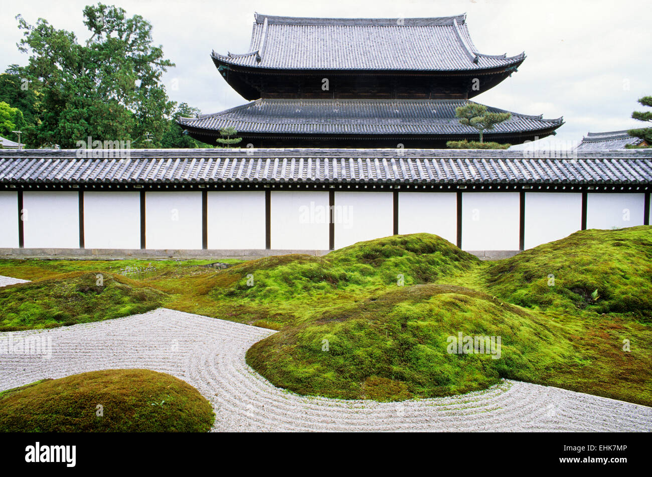 La ciudad de Kyoto es una reserva única de los antiguos jardines Zen y templos, que son más de novecientos años. Foto de stock