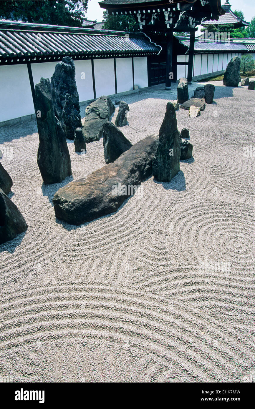 La ciudad de Kyoto es una reserva única de los antiguos jardines Zen y templos, que son más de novecientos años. Foto de stock