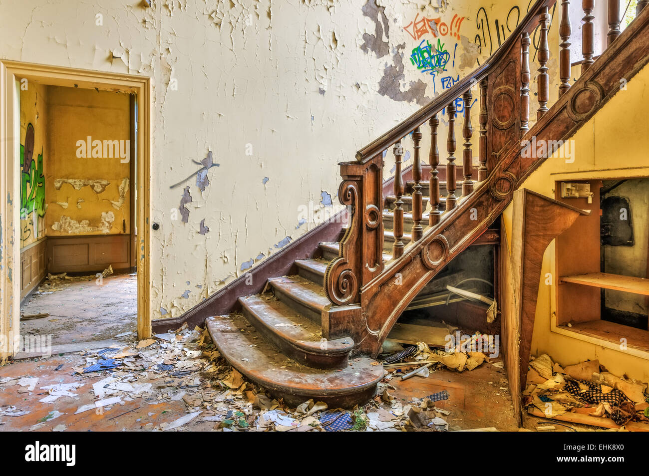 Escalera decadente en una mansión abandonada Foto de stock