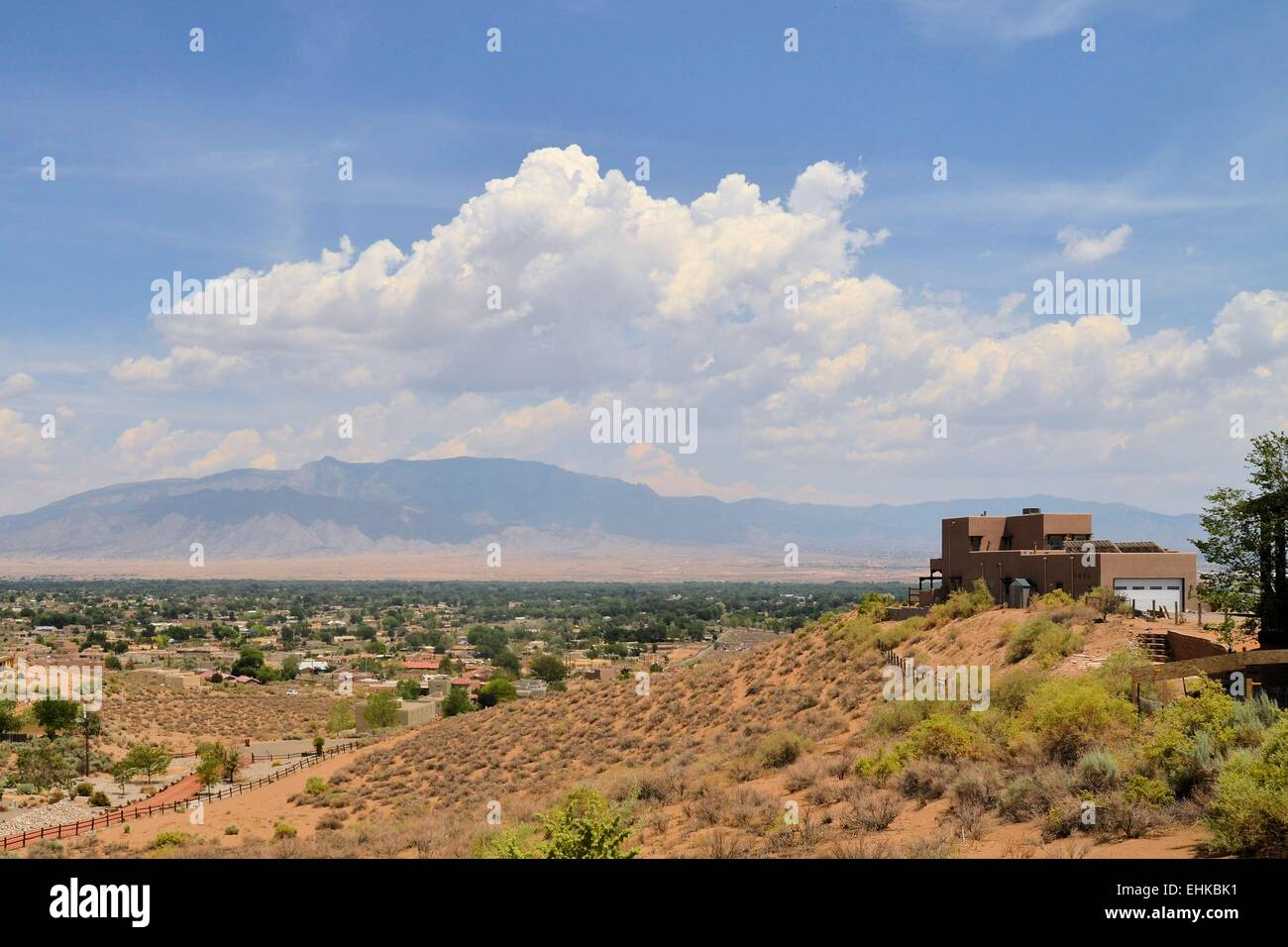 Adobe arquitectura estilo chalet en Albuquerque, Nuevo México Foto de stock