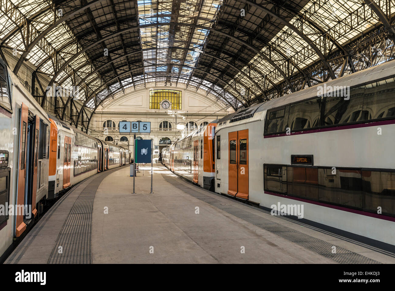Panorámica de tren esperando la salida en estacio de franca en Barcelona, Cataluña, España Foto de stock