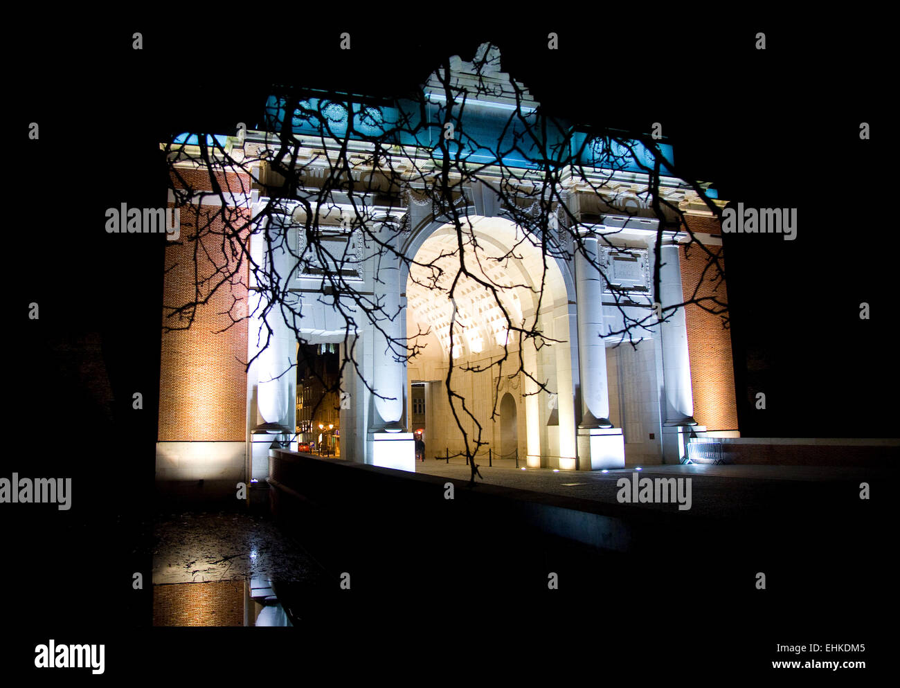 Menin Gate Memorial y el foso de la ciudad por la noche. Ypres, Bélgica. Foto de stock