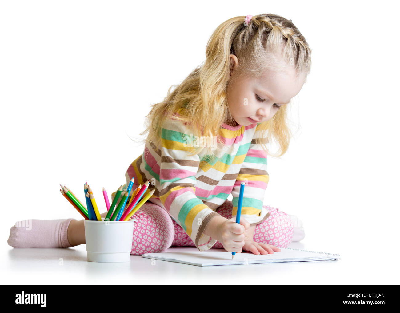 Alegre niña niño en edad preescolar con lápices de dibujo Foto de stock