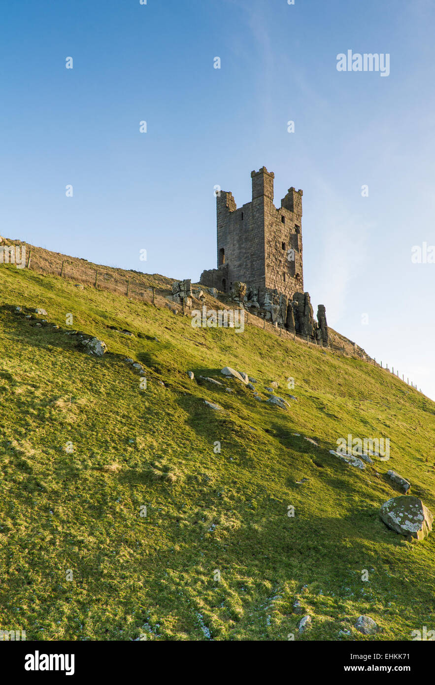 Castillo de Dunstanburgh. Foto de stock