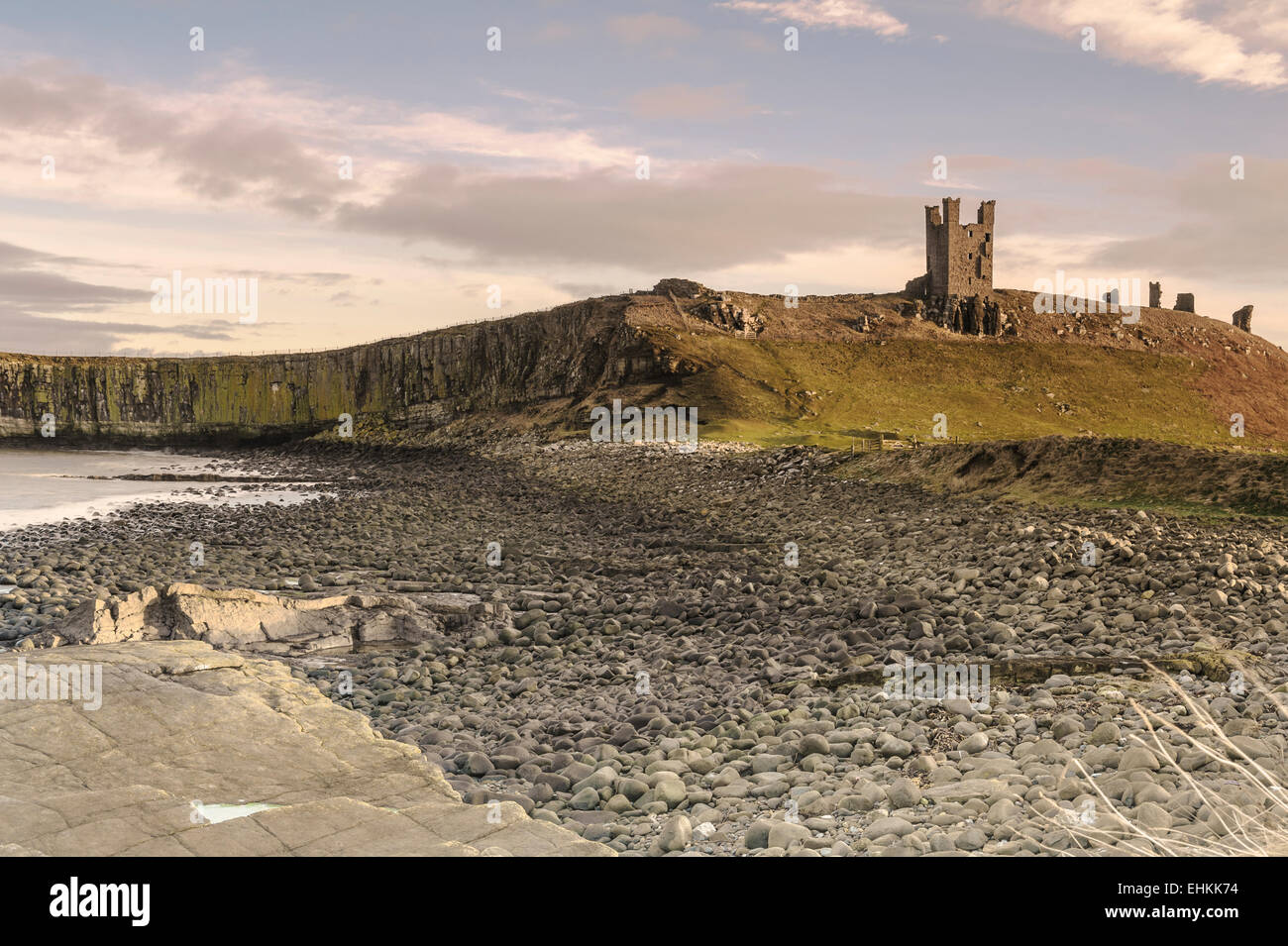 Castillo de Dunstanburgh. Foto de stock