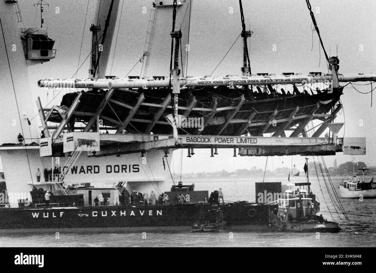 AJAXNETPHOTO. 12 DE OCTUBRE,1982. SOLENT, Inglaterra - Tudor naufragio - los frágiles RESTOS DEL BUQUE TUDOR Mary Rose hundido en 1545 se ha bajado en su soporte especial en una barcaza por la grúa de elevación pesada HOWARD DORIS TOG MOR. Foto:COLIN JARMAN/AJAX. REF:CD21207/1/102. HD SHI MARY Rose 003. Foto de stock