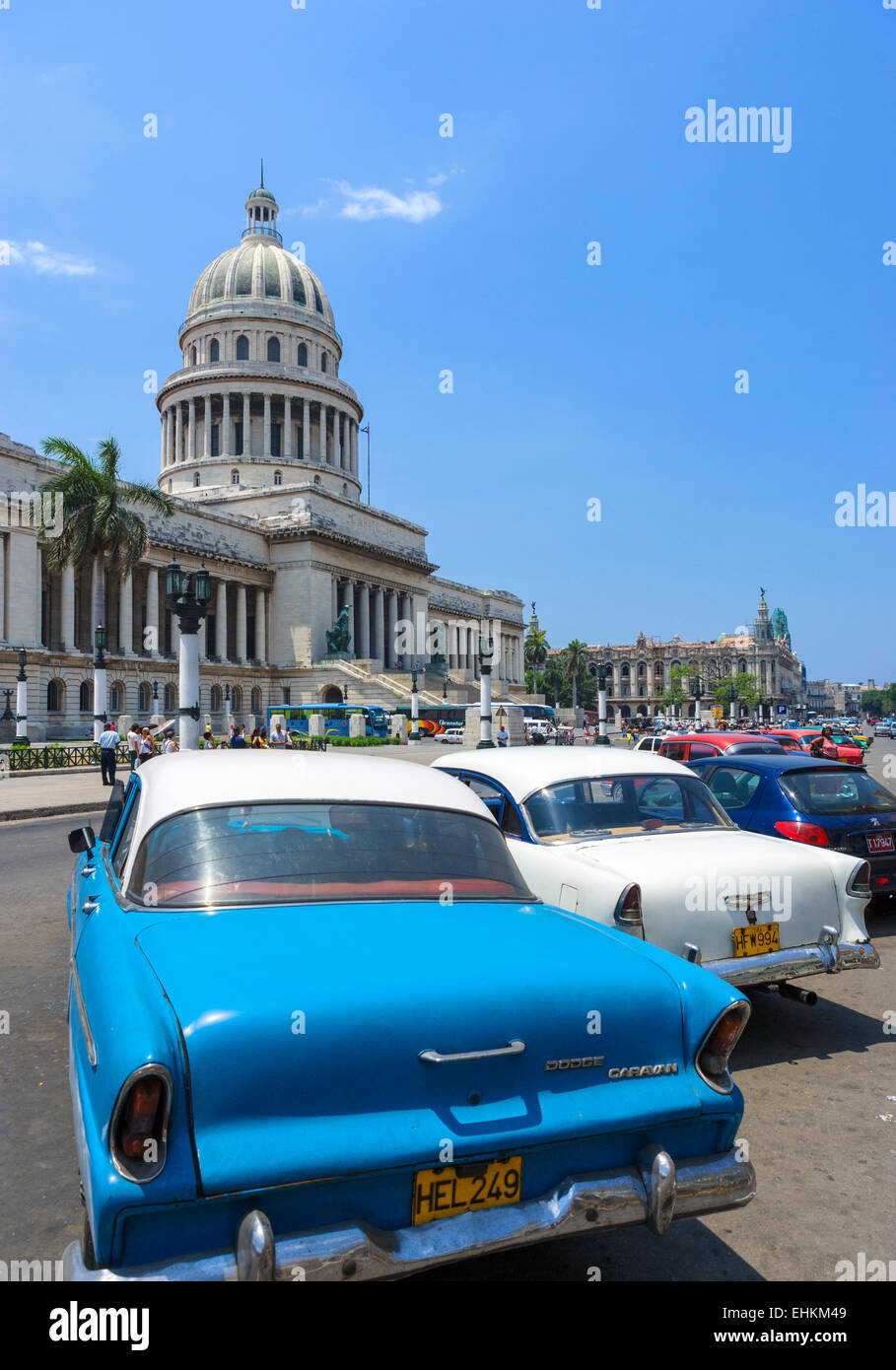 Carros antiguos en frente del Capitolio Nacional, La Habana Vieja y Centro Habana, Habana, Cuba Foto de stock