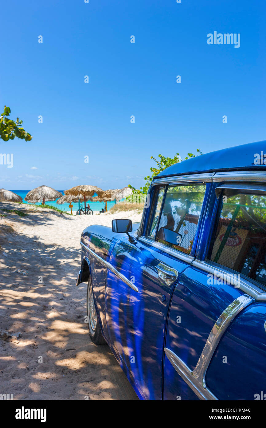 Cuba. Viejos coches americanos en la playa de Varadero, Cuba Foto de stock