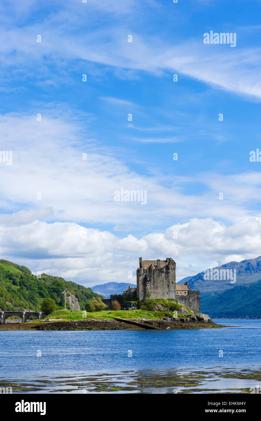 Vista hacia Eileen Donan Castle, Loch Duich, Highland, Scotland, Reino Unido Foto de stock