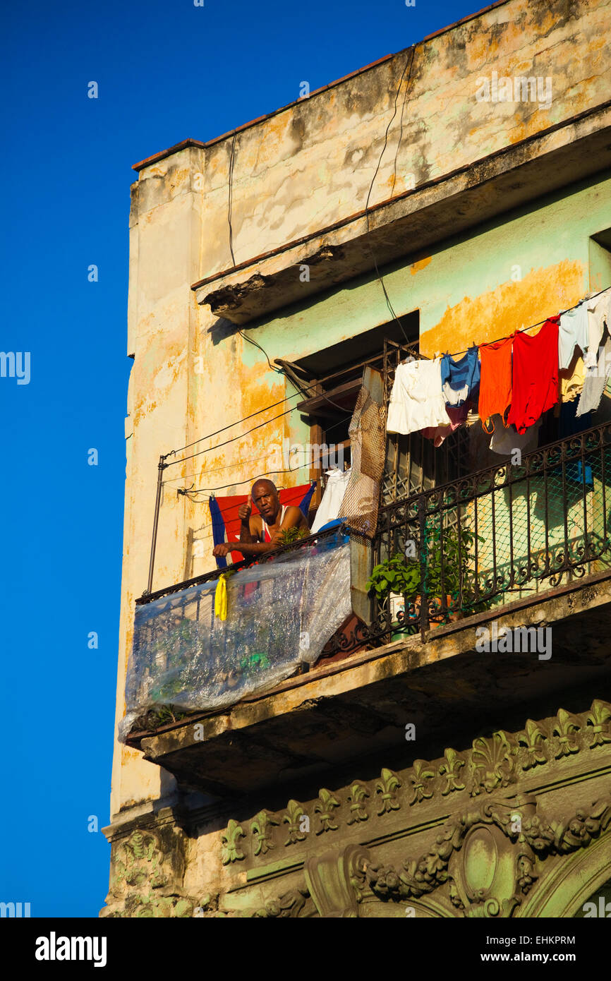 Un hombre parado en un balcón, La Habana, Cuba Foto de stock