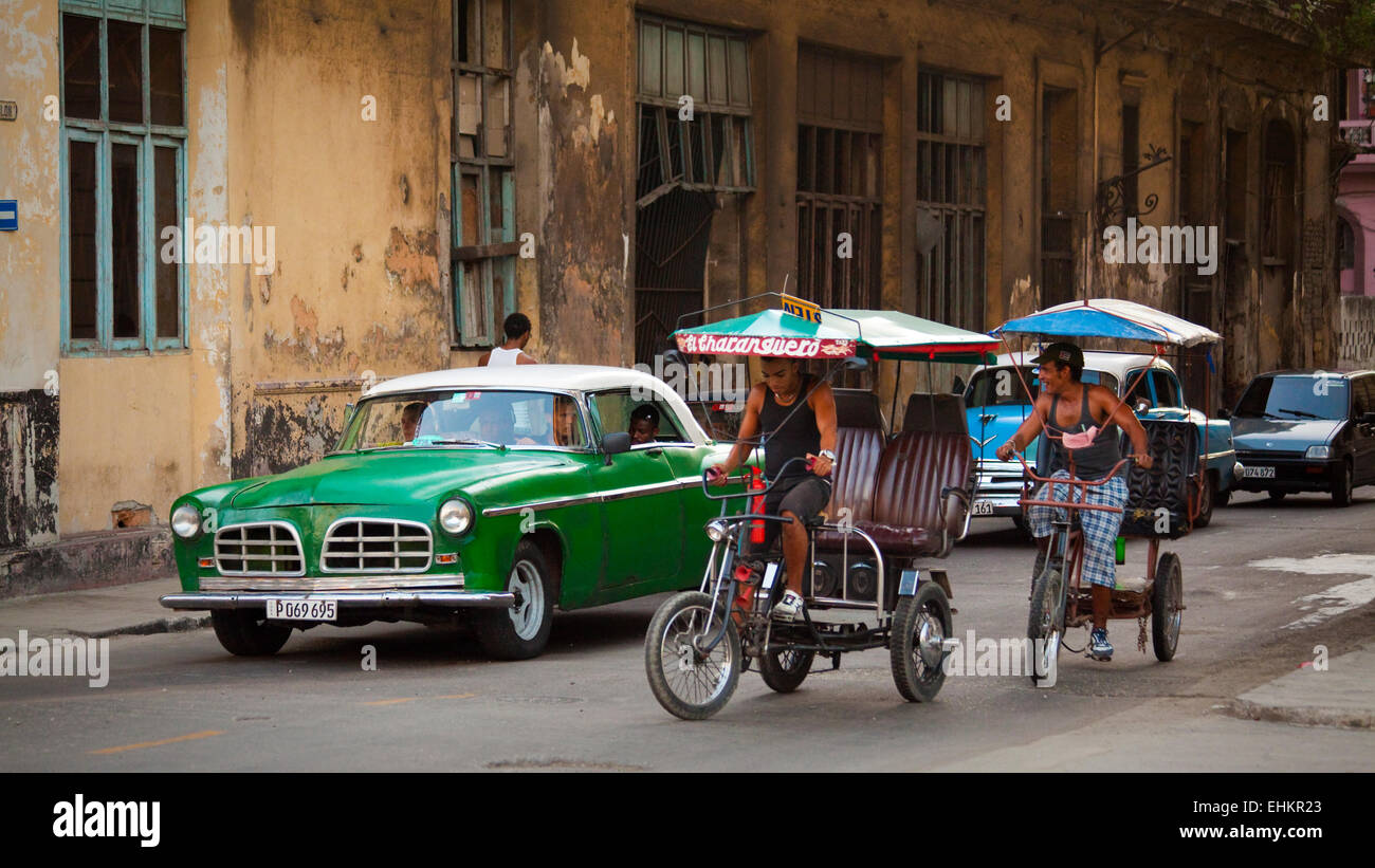 Coche clásico y taxi bicicletas, Habana, Cuba Fotografía de stock - Alamy