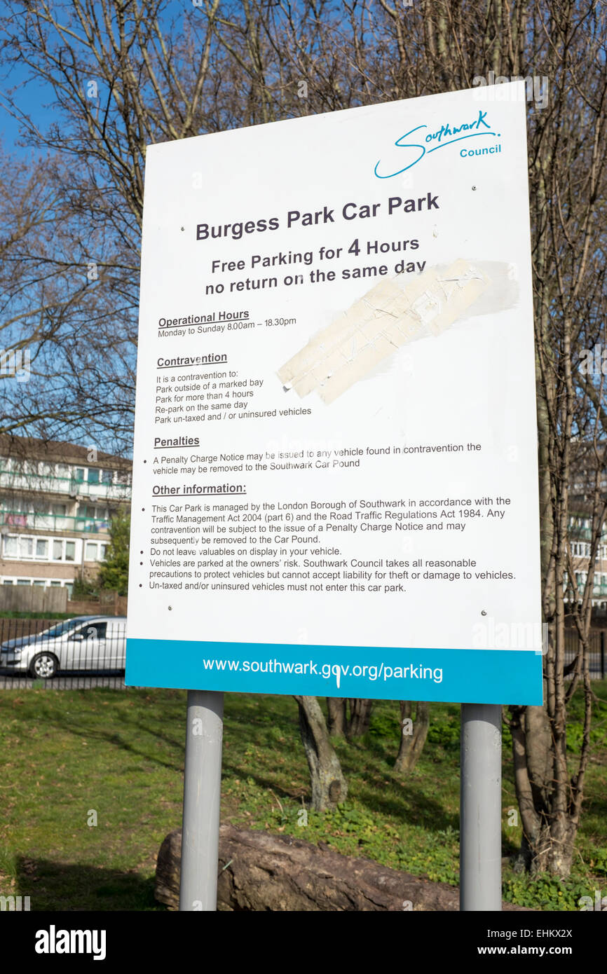 Southwark Council aparcamiento gratuito firmar, Burgess Park, Southwark, Londres Foto de stock