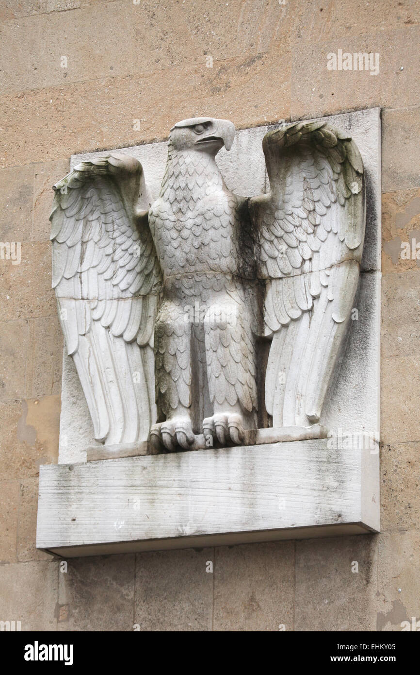 Reichsadler. El águila nazi de la década de 1930, en el edificio principal del aeropuerto de Tempelhof en Berlín, Alemania. Foto de stock