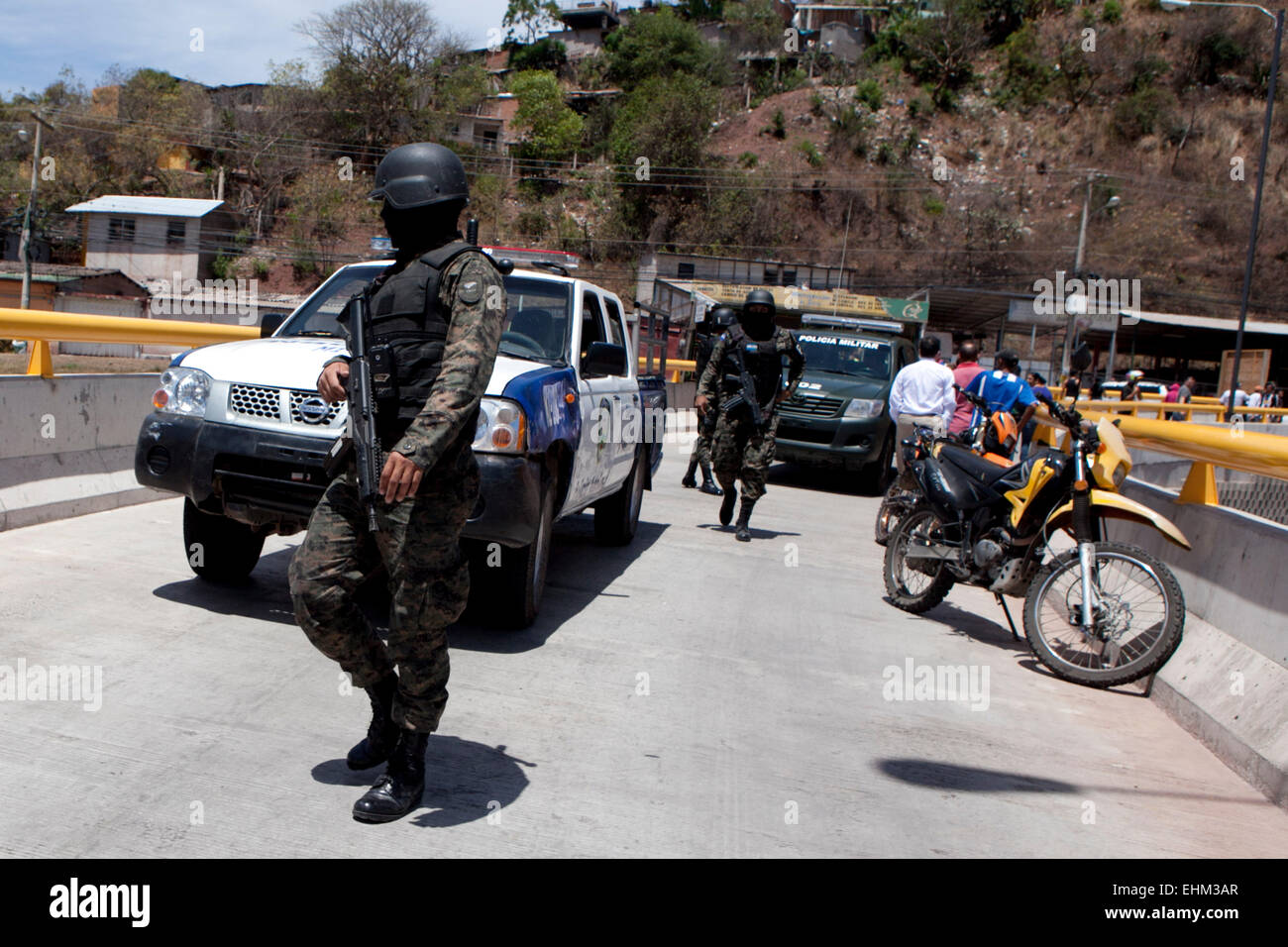 Tegucigalpa, Honduras. 15 Mar, 2015. Las autoridades hondureñas  inspeccionar el lugar del homicidio de tres mujeres, en Tegucigalpa,  Honduras, el 15 de marzo de 2015. Según la prensa local, los datos del