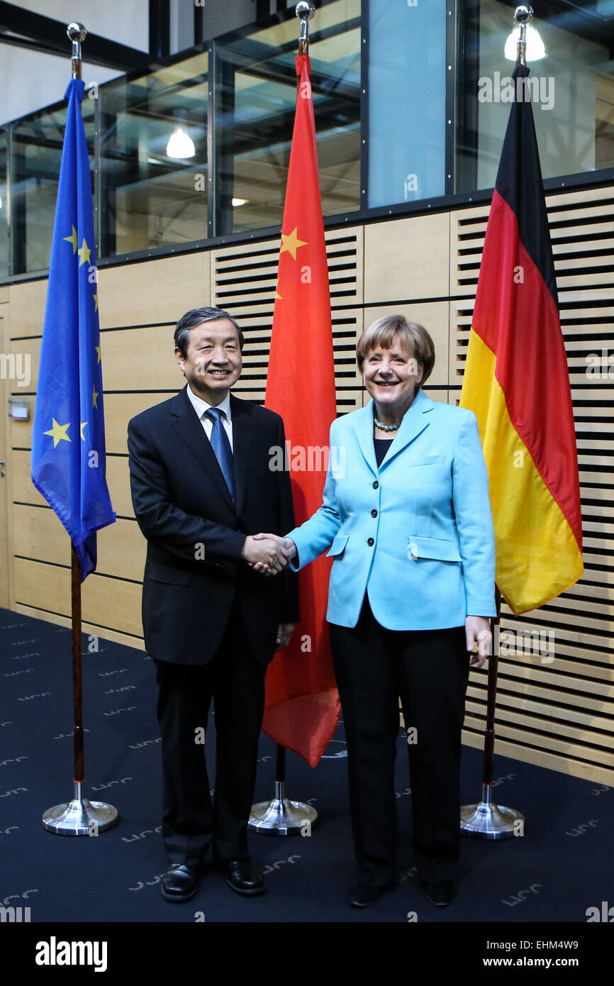 Hannover, Alemania. 15 Mar, 2015. La Canciller alemana Angela Merkel (R) se reúne con el Vice Premier chino Ma Kai, en Hanover, Alemania, el 15 de marzo de 2015. © Zhang Xinhua/ventilador/Alamy Live News Foto de stock