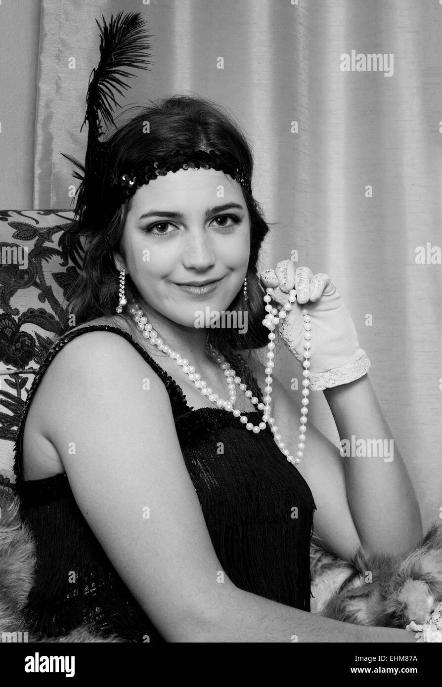 Un retrato de una mujer vestida en el Vintage 1920 ropa estilo de charnela. Una foto en blanco y negro Foto de stock