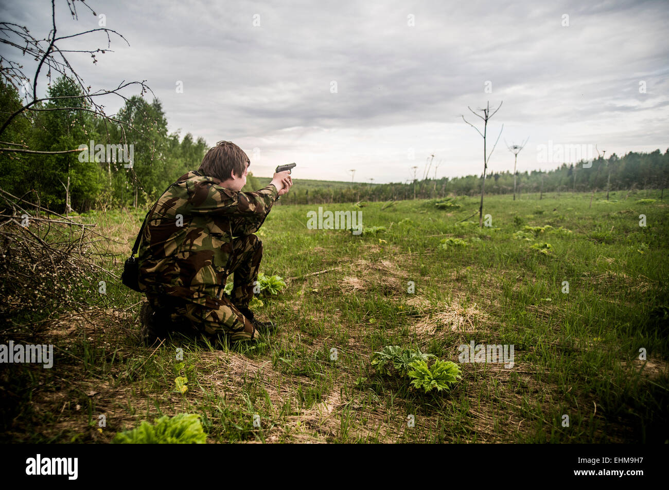 Hombre caucásico practicando dispara en ámbito rural Foto de stock