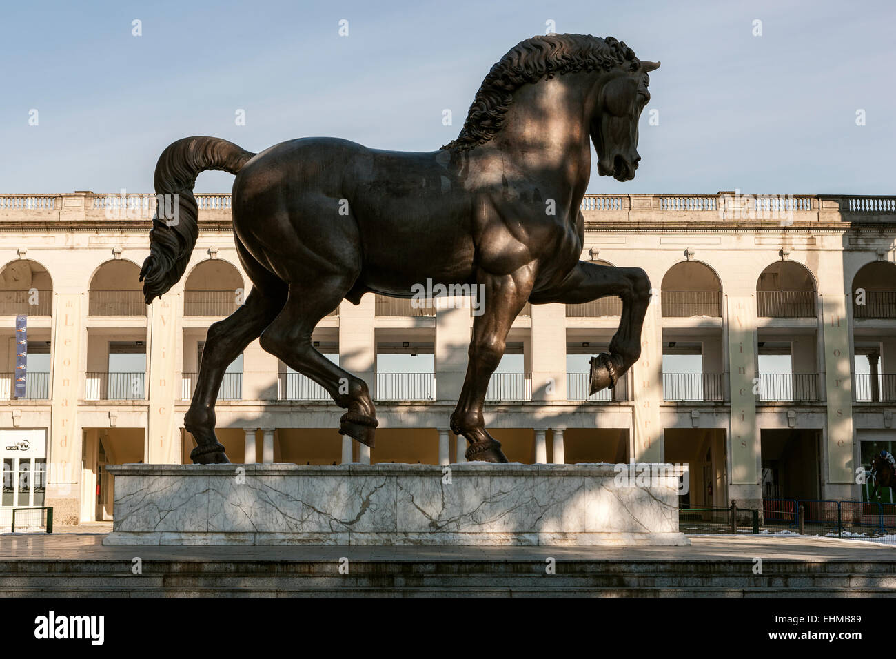 Milán, el Hipódromo, el caballo de bronce, diseñado por Leonardo Da Vinci Foto de stock
