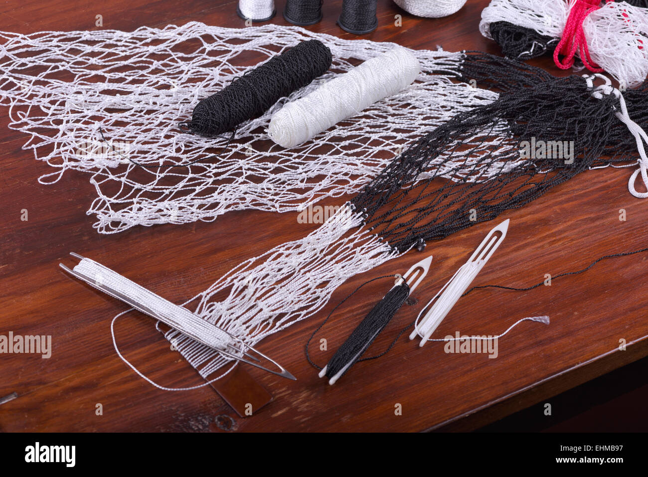 Tejer redes de pesca artesanal a mano en homebrews mayormente condiciones  Fotografía de stock - Alamy