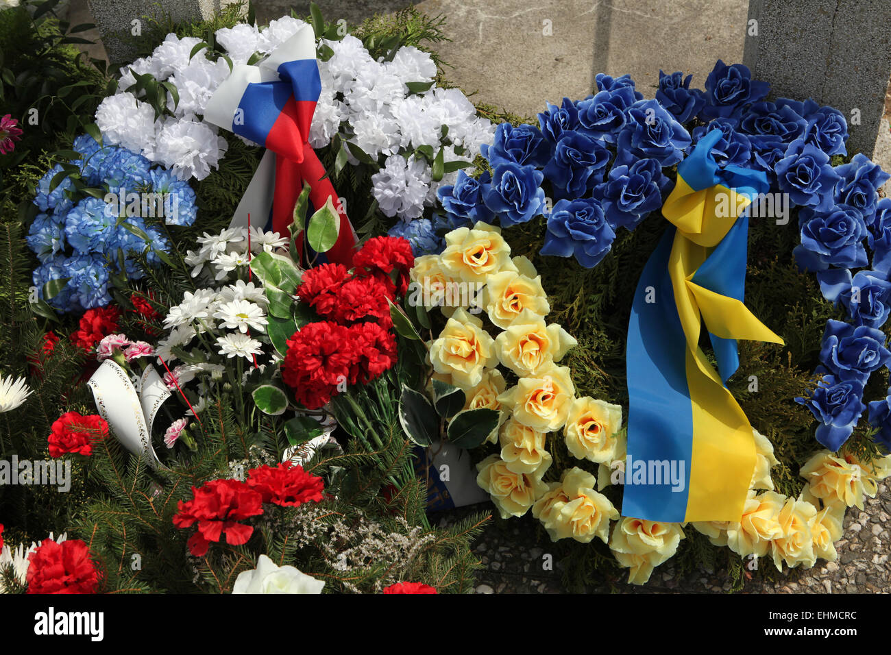 Wreathes decorado con banderas nacionales rusos y ucranianos en el memorial de la guerra soviética en Orechov cerca de Brno, República Checa. Foto de stock