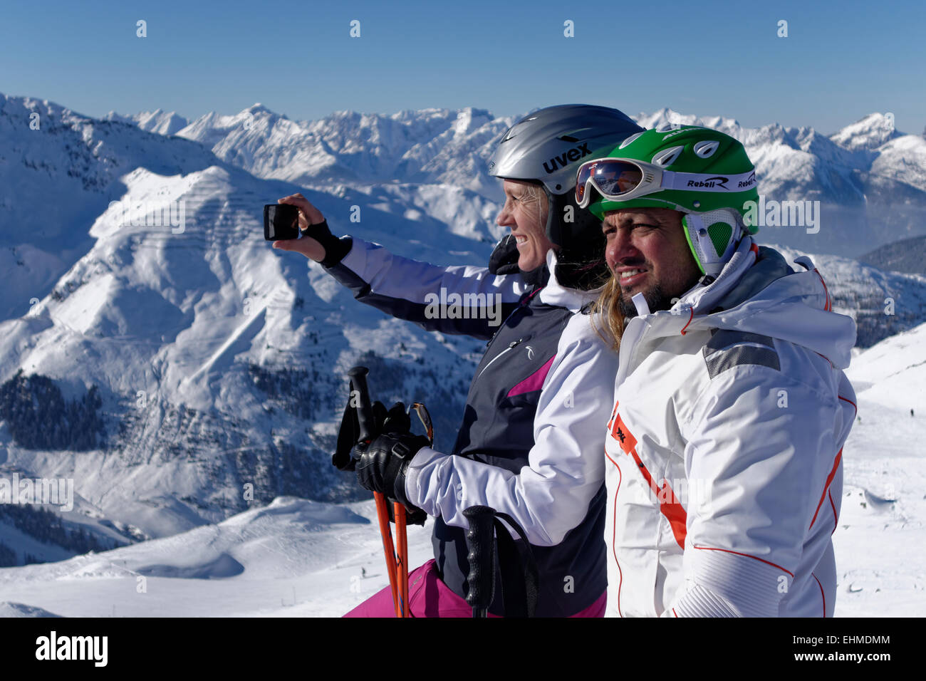 Los esquiadores, pareja teniendo un selfie, Hochfügen en Zillertal valle, Tirol, Austria Foto de stock