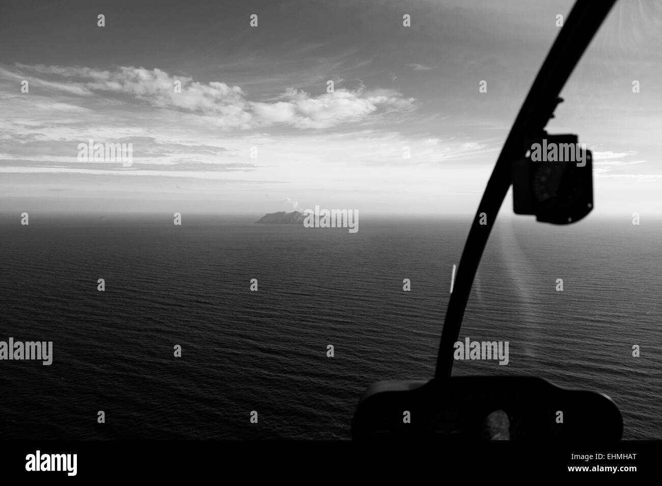 Vuelo en helicóptero a la Isla Blanca volcán 50km frente a la costa de Whakatane en Nueva Zelandia. Versión en color EHMHAY Foto de stock