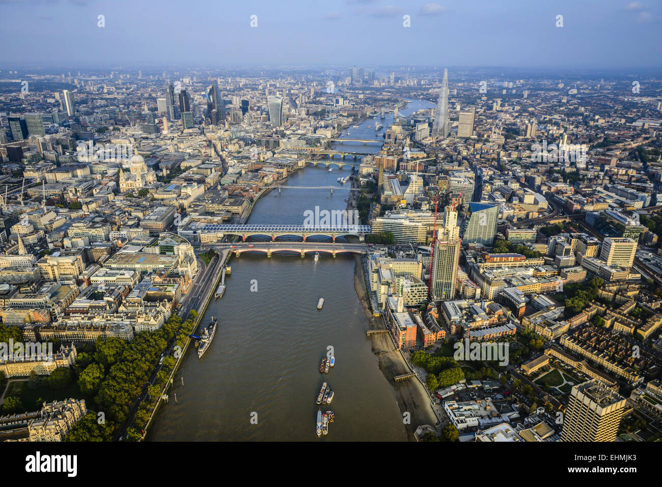 Vista aérea de la ciudad de Londres y el río, Inglaterra Foto de stock