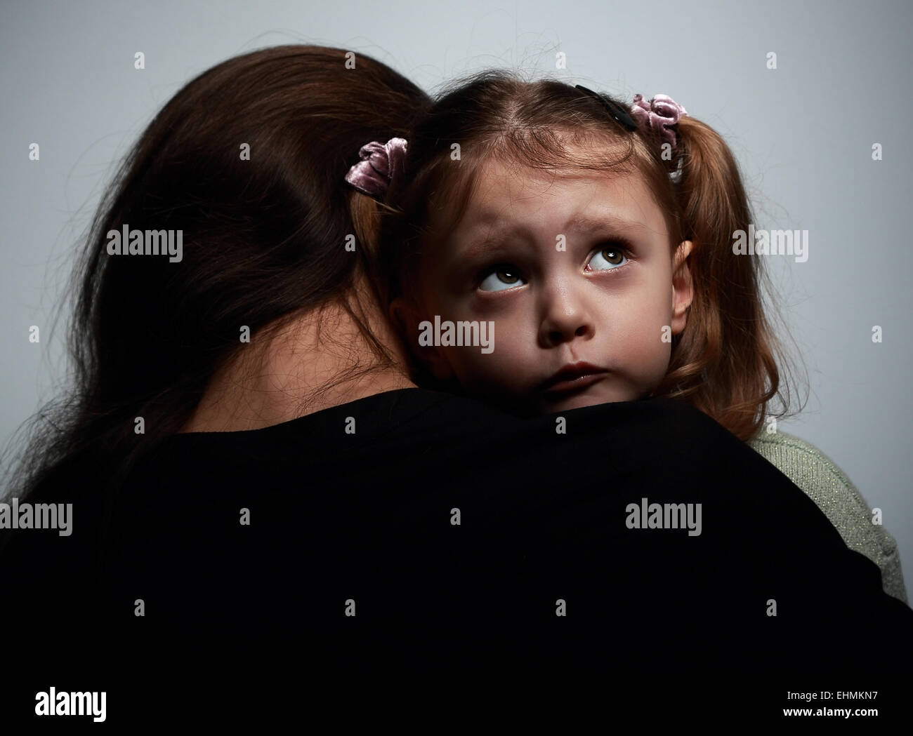 Madre Mirando A La Hija Fotos E Imágenes De Stock Alamy 
