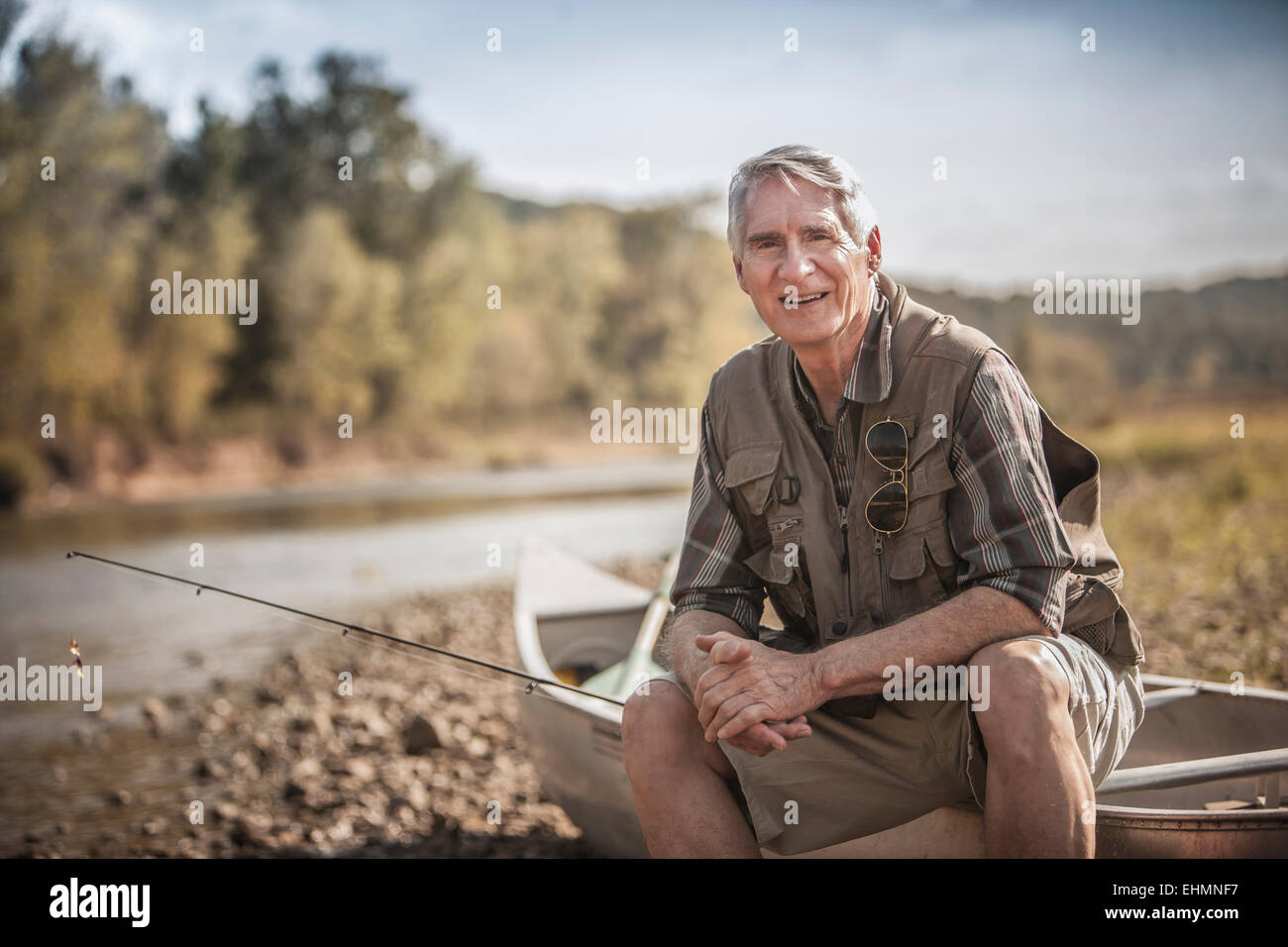 Hombre mayor con caña de pescar fotografías e imágenes de alta