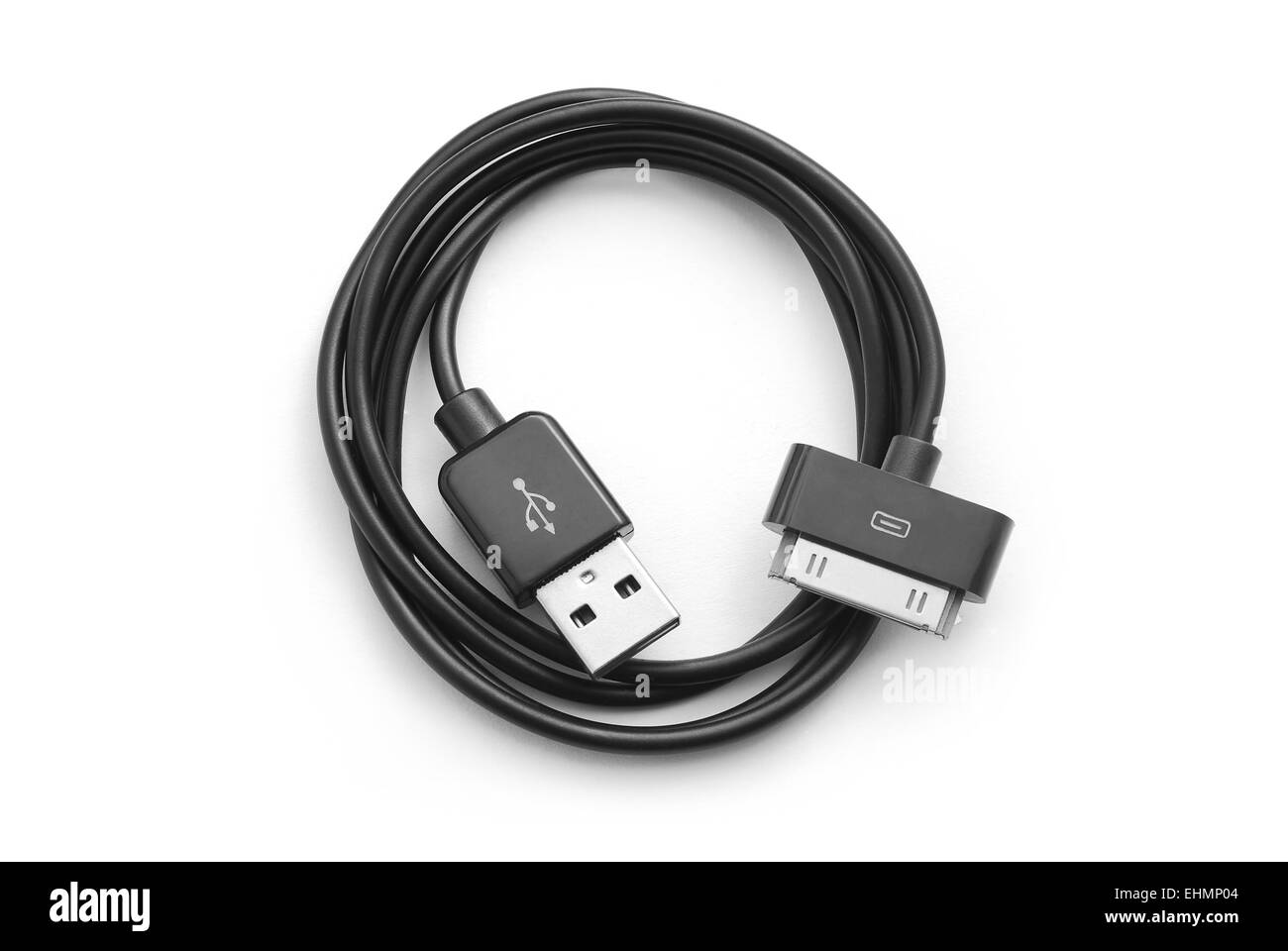 Cable de carga USB y funda para auriculares inalámbricos sobre fondo  blanco. Tecnología moderna Fotografía de stock - Alamy