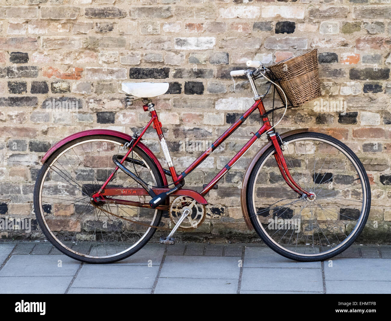 Un estudiante Bike se inclina contra una pared en Cambridge, Reino Unido Foto de stock