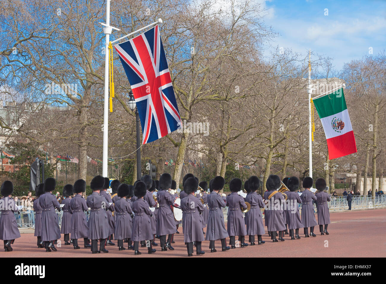 Londres, el centro comercial de una Brigada de Guardias banda durante la visita de estado de México en marzo de 2015 Foto de stock