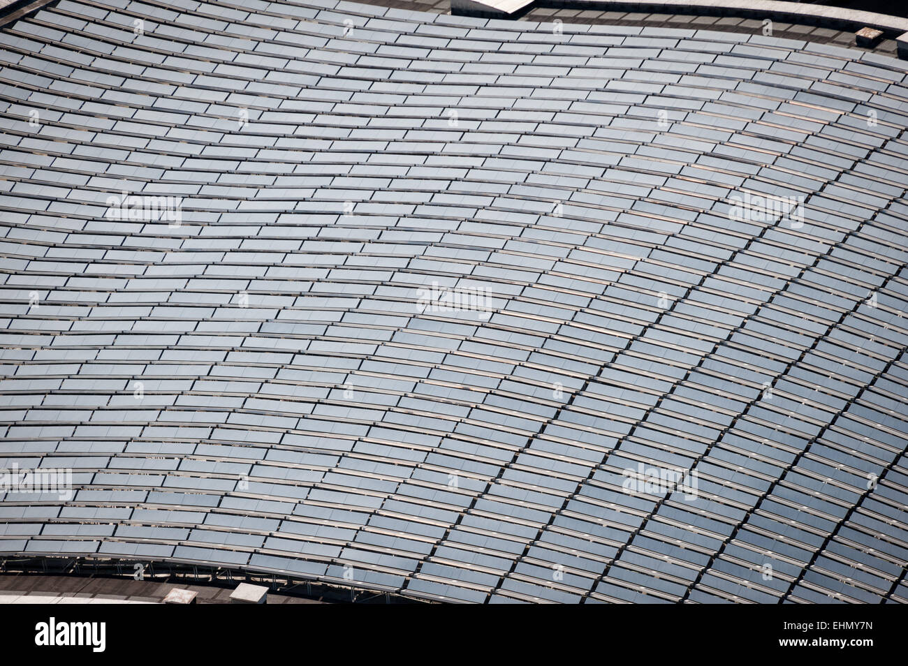 Los paneles solares fotovoltaicos en el techo de la Sala de Audiencias Pablo VI, Roma, Lazio, Italia. Foto de stock