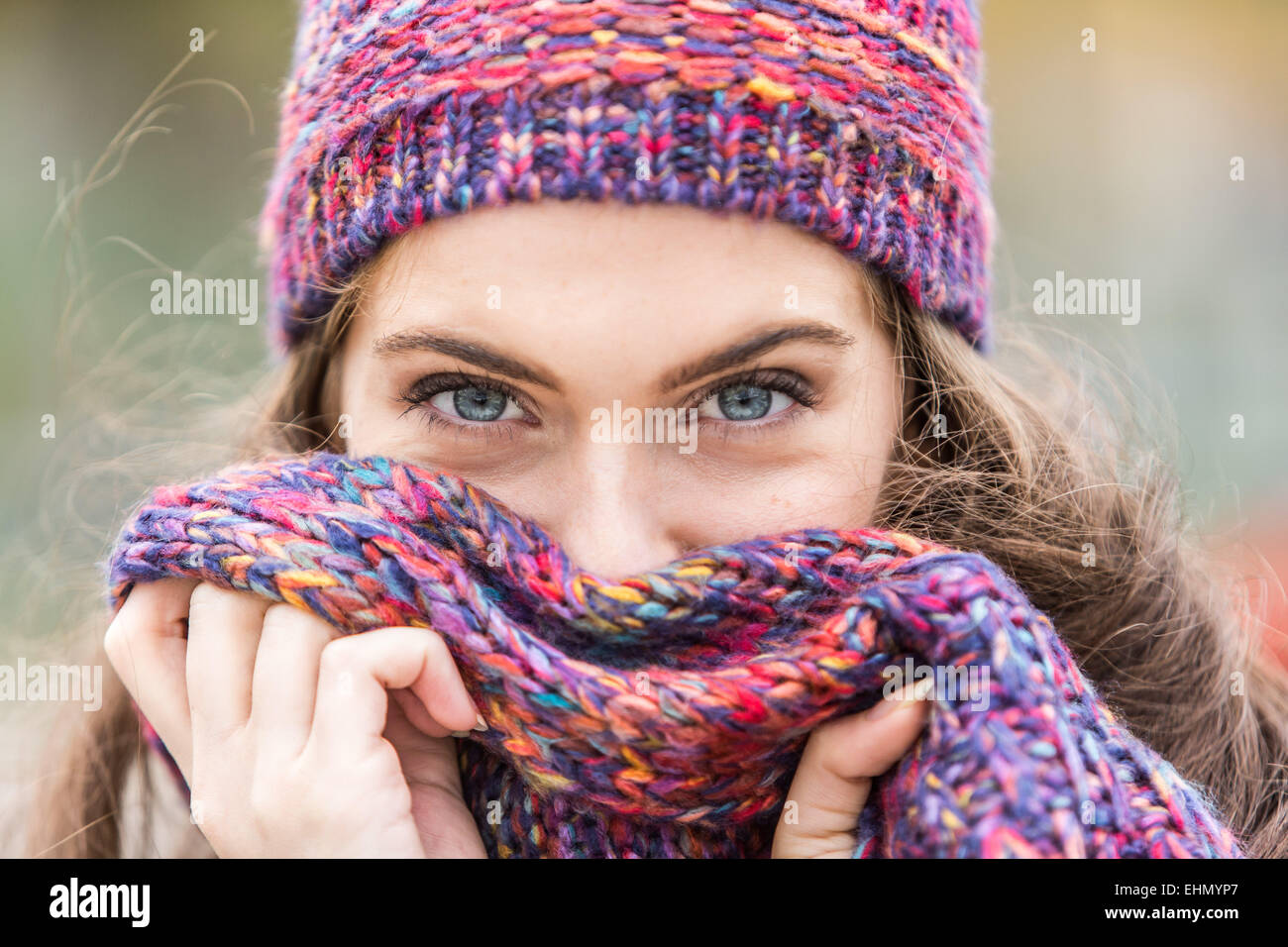 Retrato de mujer en invierno. Foto de stock