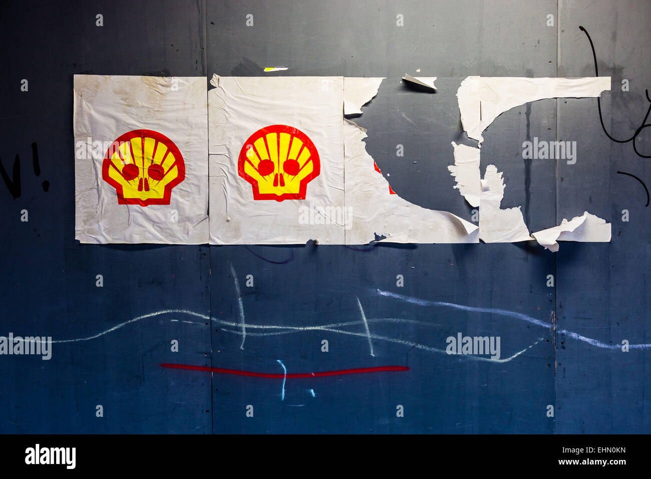 El logotipo de la compañía petrolera Shell secuestrada por activistas ambientales denunciando la responsabilidad de la contaminación de petróleo de Shell. Foto de stock