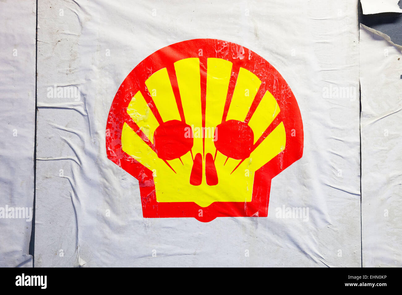 El logotipo de la compañía petrolera Shell secuestrada por activistas ambientales denunciando la responsabilidad de la contaminación de petróleo de Shell. Foto de stock