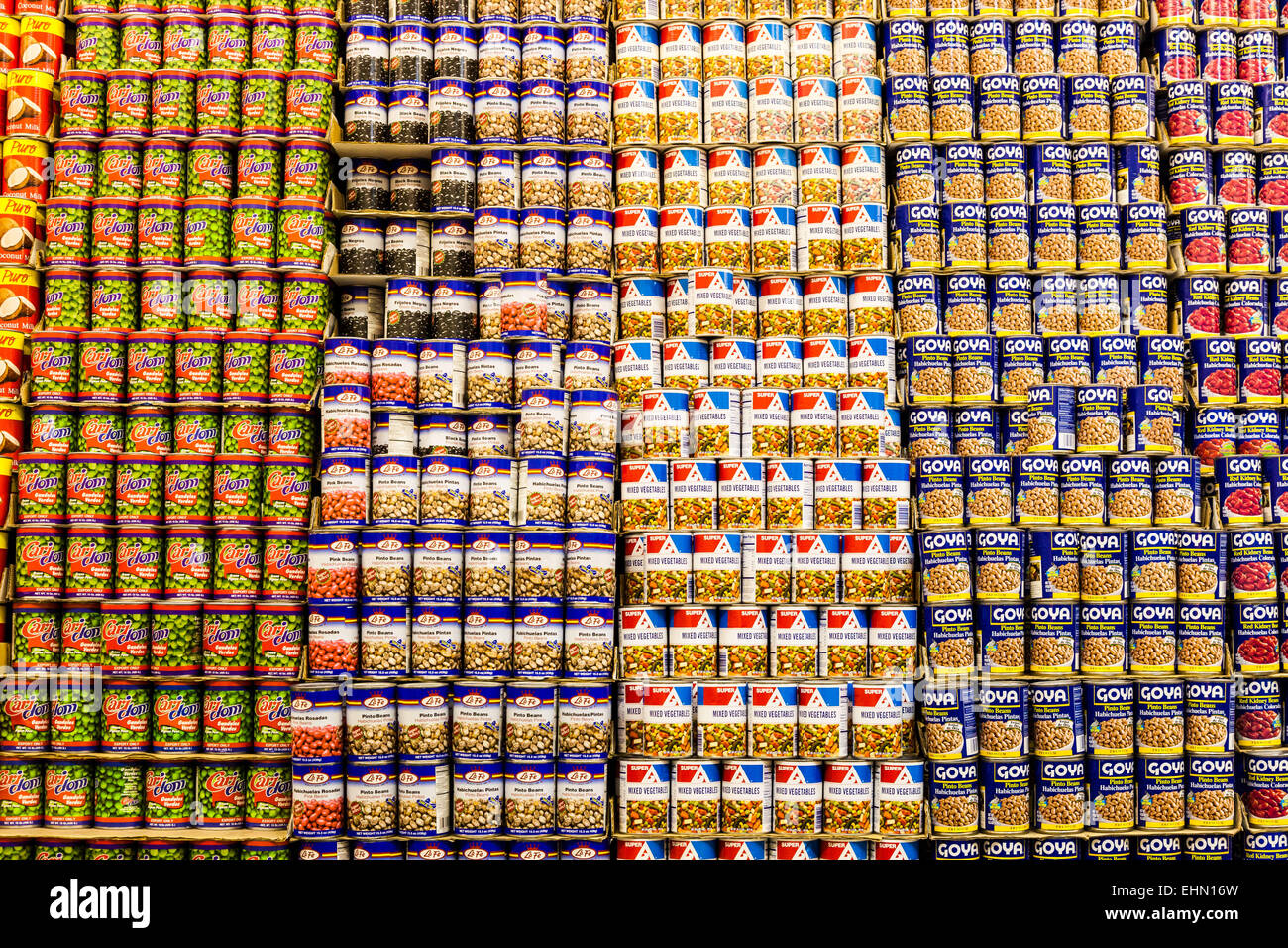 Las latas en un supermercado estadounidense. Foto de stock