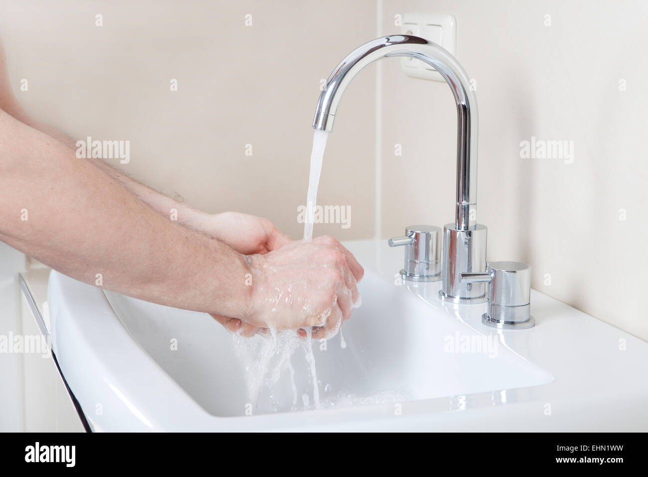 Lavabo Del Baño De Granito Con Jabón De Manos, Botella De Agua Y Toallas  Fotos, retratos, imágenes y fotografía de archivo libres de derecho. Image  63039964