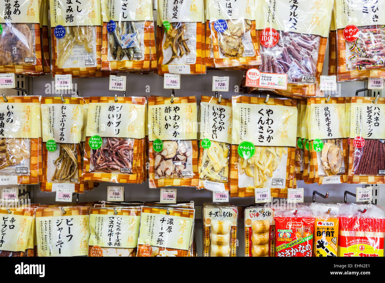 Seca en bolsas en un supermercado de comida japonesa. Foto de stock