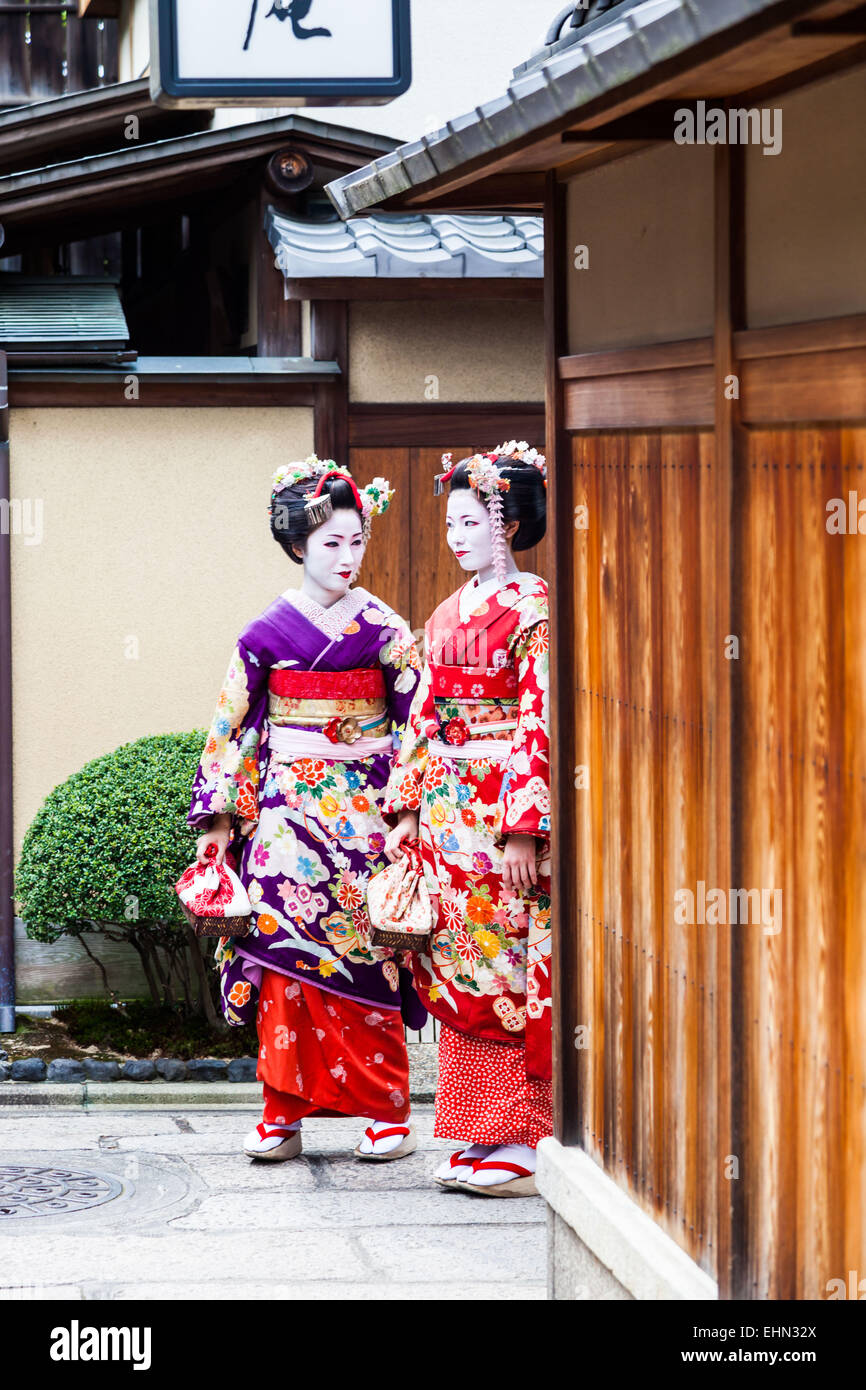 Las geishas o geikos et Maikos en una calle de Gion, Japón. Foto de stock