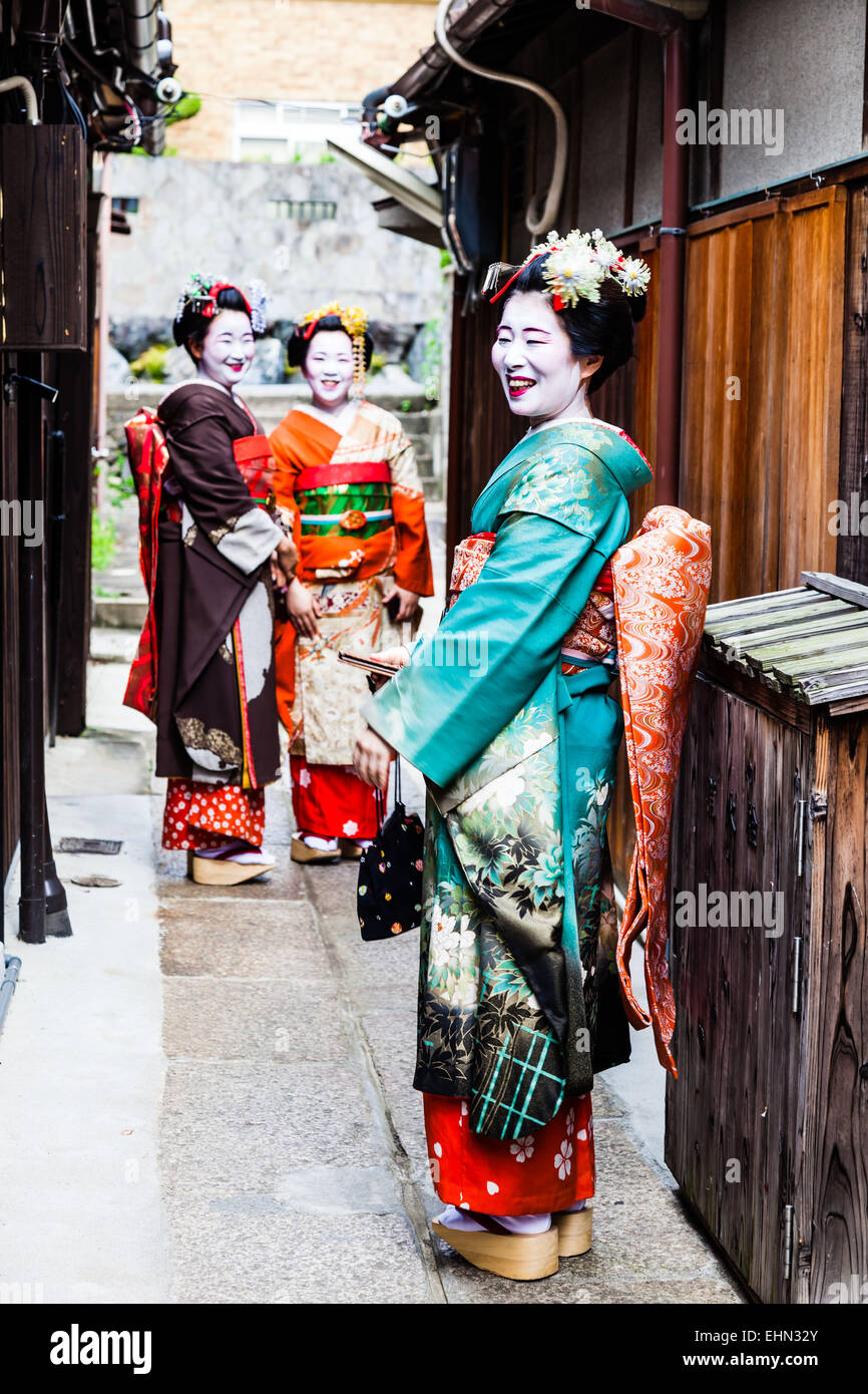 Las geishas o geikos et Maikos en una calle de Gion, Japón. Foto de stock