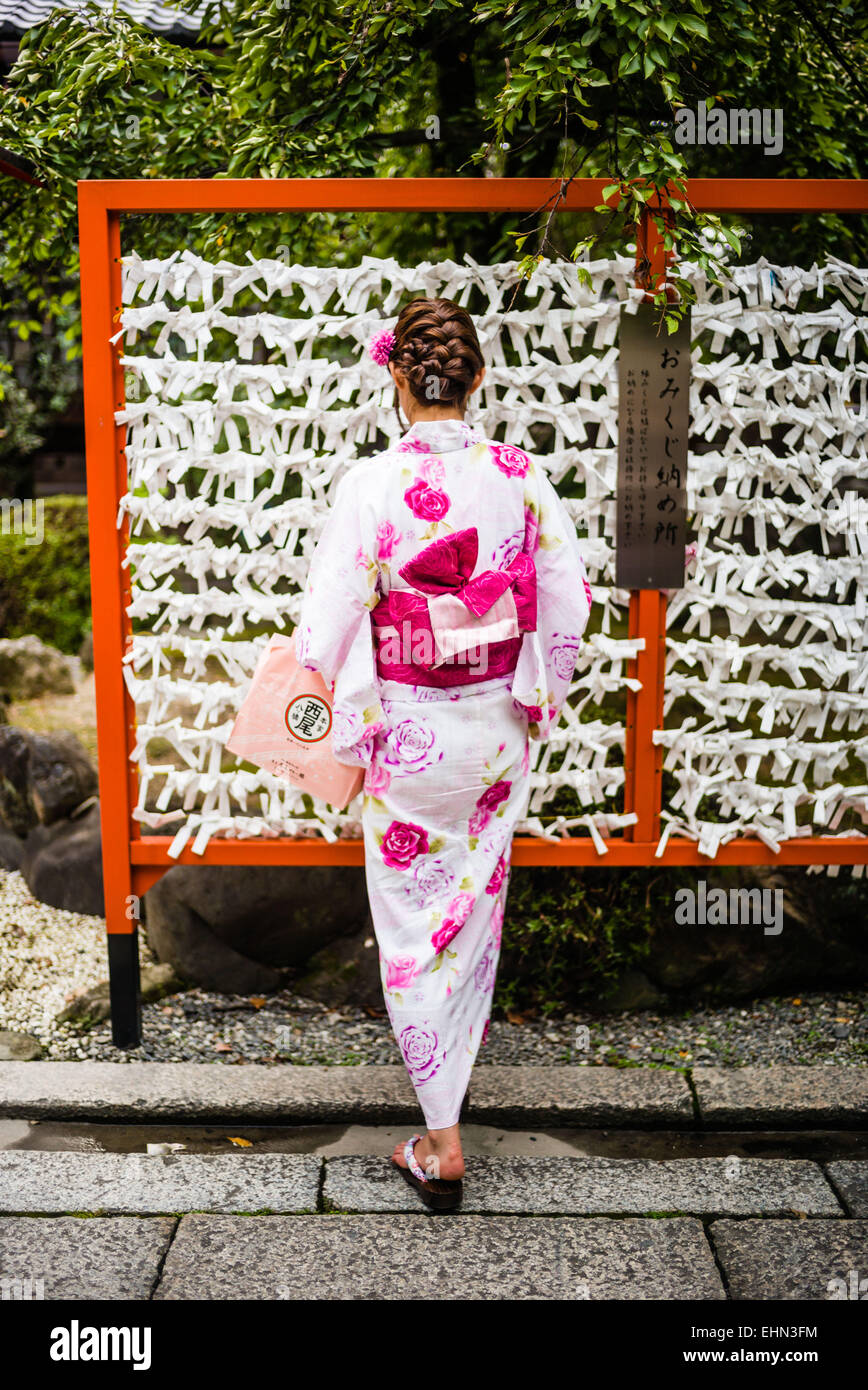Mujer japonesa tradicional fotografías e imágenes de alta resolución -