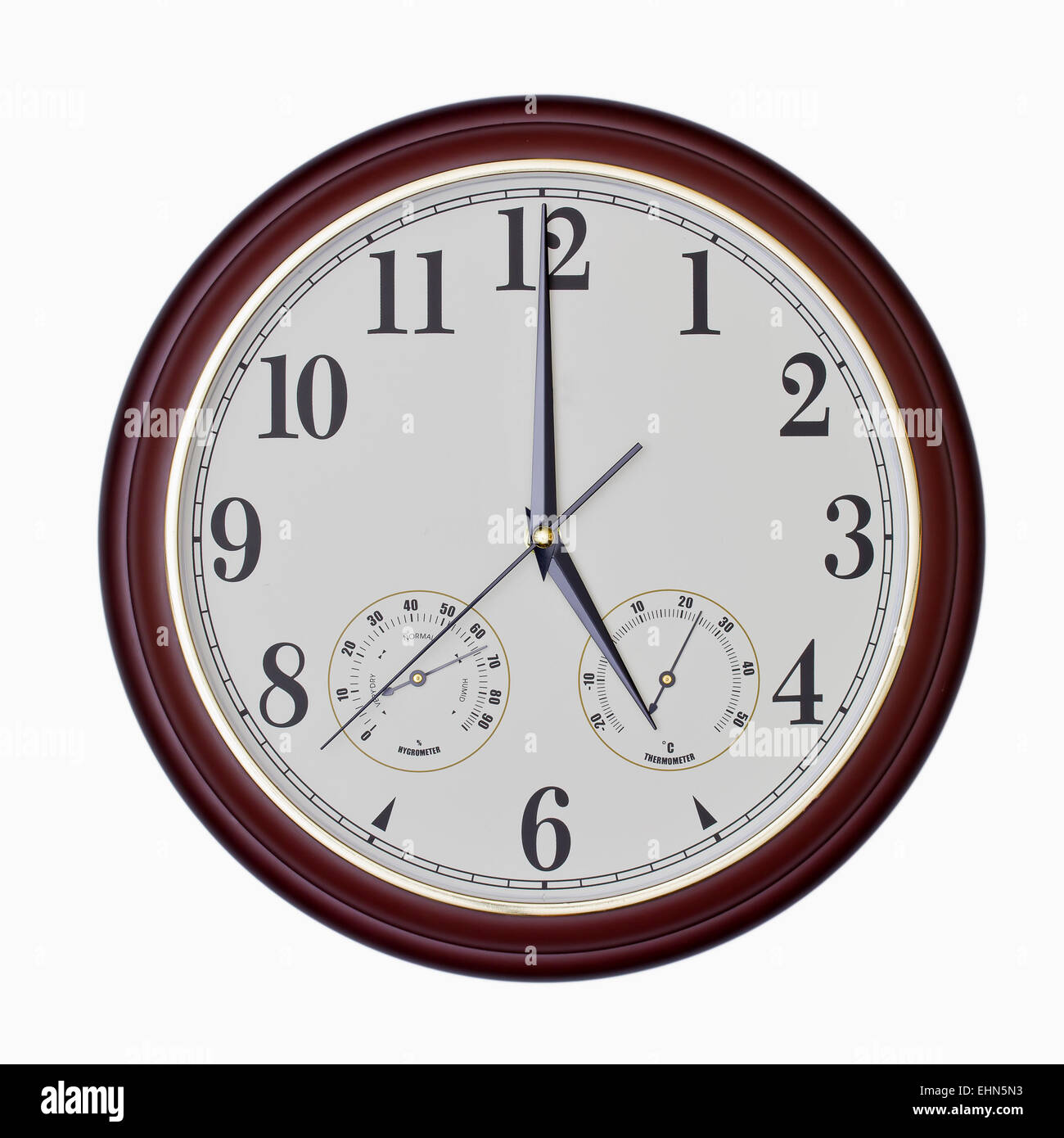Reloj de pared de cuarzo con Higrómetro y termómetro aislado en blanco Foto de stock