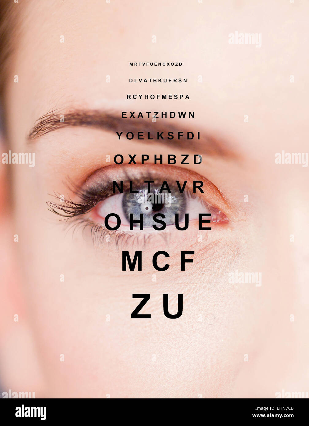 Imagen compuesta de un ojo femenino y un gráfico típico usado en exámenes del ojo. Foto de stock