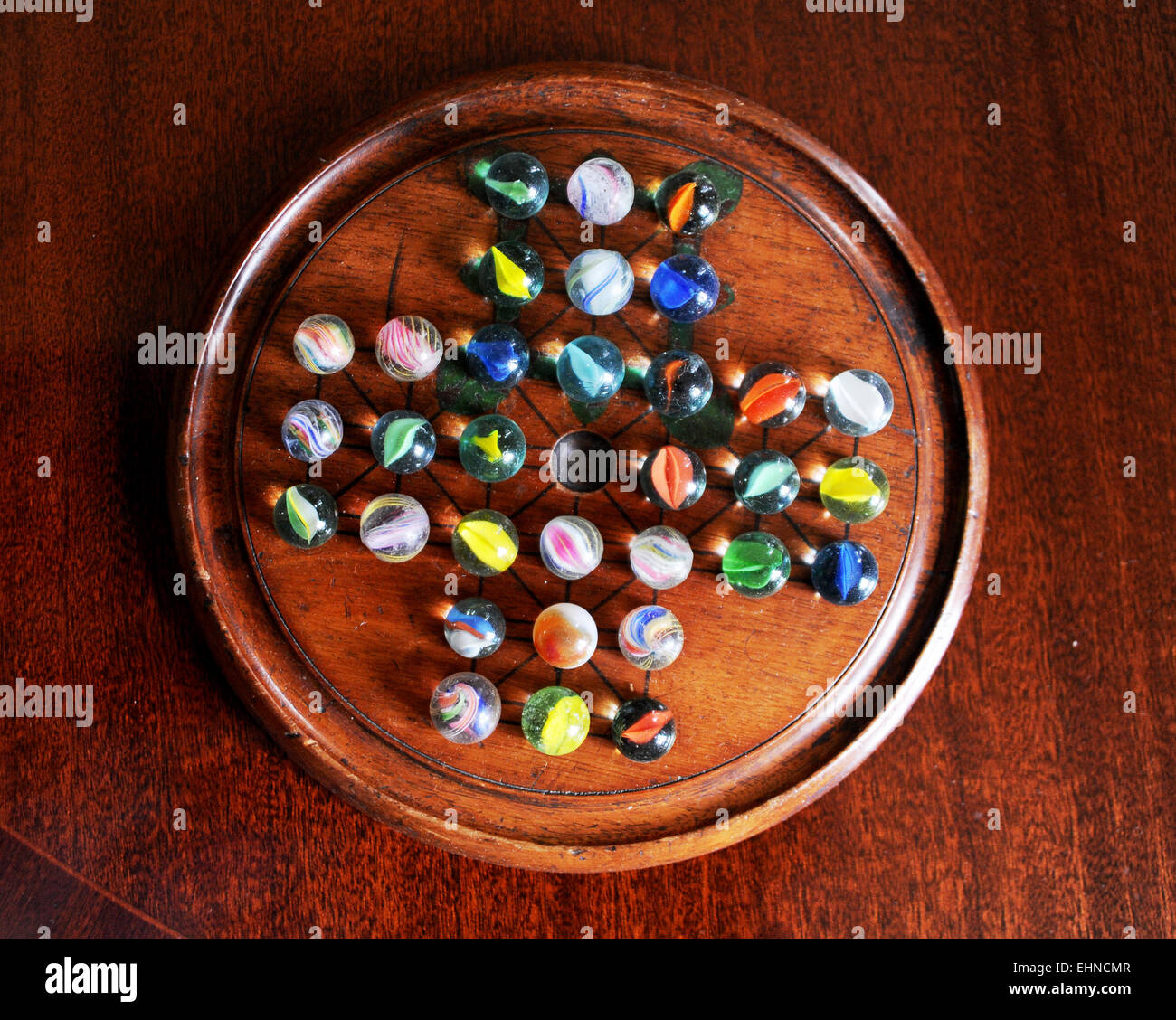 Antiguo juego de solitario tradicional con tablero de madera y vidrio  mármoles Fotografía de stock - Alamy