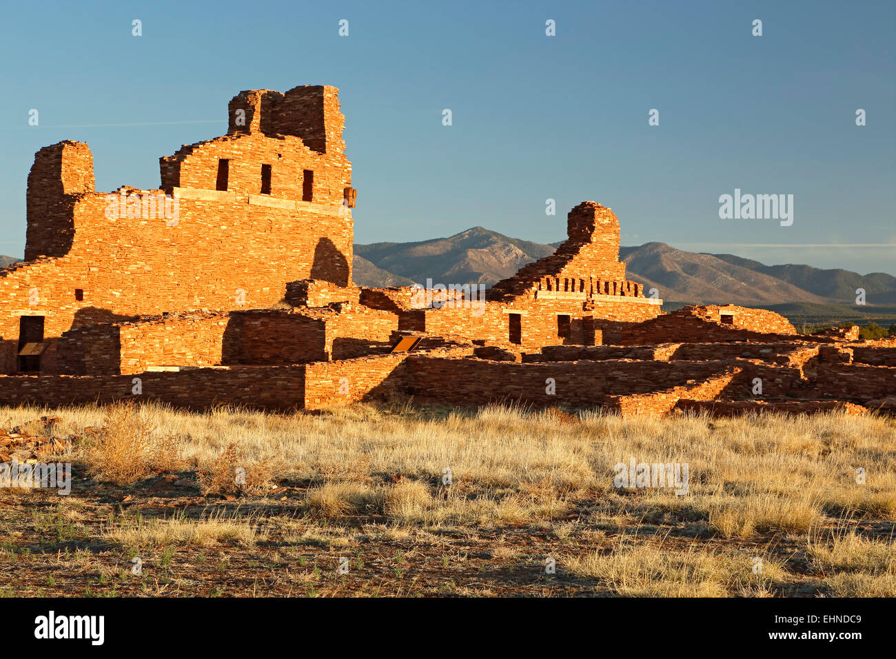 La iglesia y el pueblo en ruinas, Monumento Nacional Salinas Pueblo Misiones, Nuevo México, EE.UU. Foto de stock
